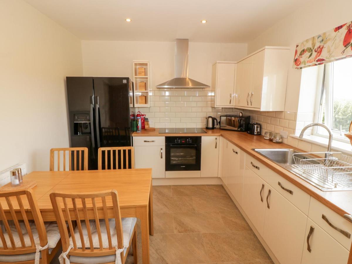 Llain Bach Apartment Llangefni Bagian luar foto